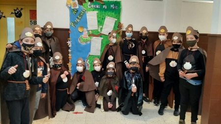 O Tobío Peregrino alegra a vida escolar en Viveiro.