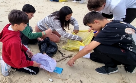 Alumnos del colegio Montesol construyen una batea sostenible