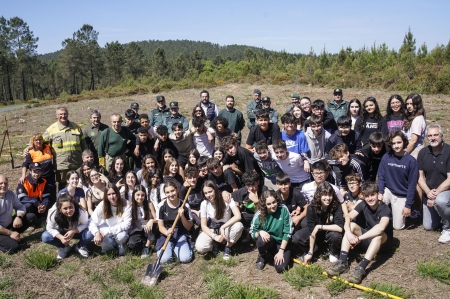 Voz Natura y los alumnos de Josefinas plantan 80 robles en un monte de Toén