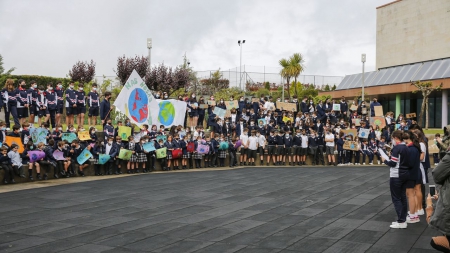 Os escolares ourensáns renden homenaxe ao planeta con música, traballo e coñecemento