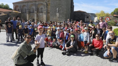 Os escolares de Ambía recolleron a testemuña da Vía dá Prata de Voz Natura